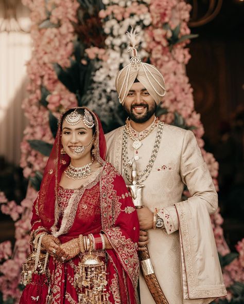 Punjabi Wedding Photoshoot, Bangladeshi Wedding, Punjabi Wedding Couple, Anand Karaj, Sikh Bride, Bride And Groom Outfits, Model Blouse, Photoshoot Outdoor, Pre Wedding Photoshoot Outdoor