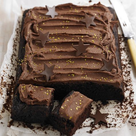 3 Easy Tray Bake Cakes That Anyone Can Make. #traybake #birthdaycake #chocolatecake Easy Traybakes, Tray Desserts, Bake Birthday Cake, Chocolate Traybake, Traybake Cake, Pack Lunches, Chocolate Tray, Chelsea Kane, Food Thoughts