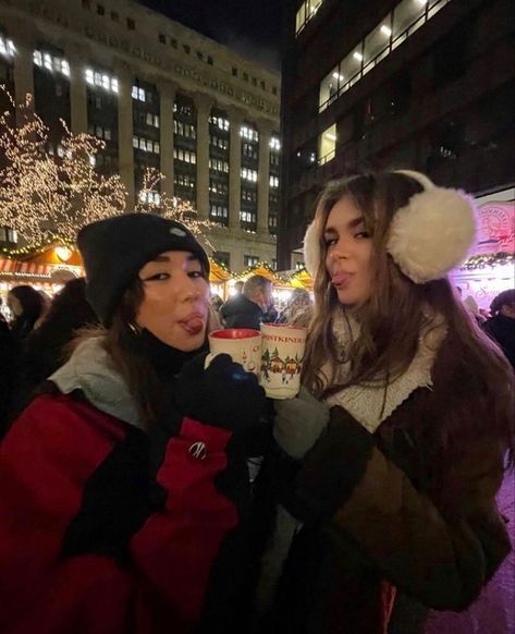 New York Christmas Best Friends, London Christmas Lights Poses, Nyc Photo Ideas Christmas, Christmas Market Instagram Pictures, Nyc Christmas Instagram Pictures, Christmas Market Pictures Ideas, Nyc Christmas Photos, Christmas Lights Poses, Nyc Photo Ideas Winter