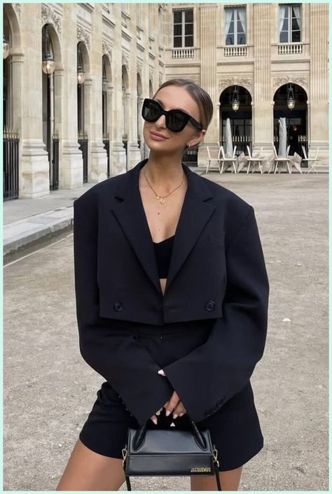 Blazer With Crop Top Outfits, Short And Blazer Outfit, Short Blazer Outfits For Women, Crop Blazer Outfits For Women, Blazer Crop Top Outfit, Black Cropped Blazer Outfit, Cropped Blazer Outfit Street Style, Blazer Outfit Street Style, Two Piece Blazer Set