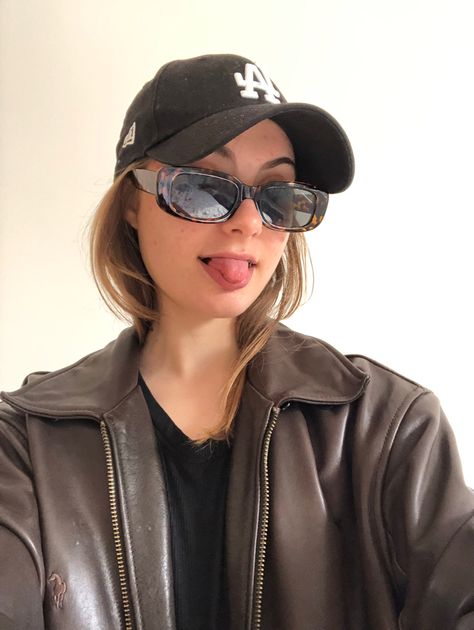 Cap And Glasses Outfit, Glasses Outfit, Mirrored Sunglasses, Fashion Inspo, Sunglasses