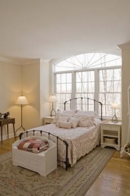 Queen Bed Layout, Small Bedroom Queen Bed Layout, Small Bedroom Queen Bed, Rug Under Queen Bed, Bedroom Queen Bed, Bed Layout, Reka Bentuk Bilik Tidur, Cama Queen, Casa Exterior