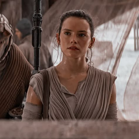 Rey Kenobi, Ray Star Wars, Daisy Ridley Star Wars, Star Wars Aesthetic, John Bennett, Rey Skywalker, Star Wars Drawings, Rey Star Wars, Daisy Ridley