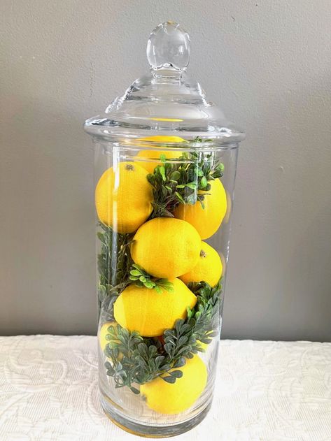 Decorative Jars Fillers, Canister Decor Ideas, Yellow And Green Kitchen, Cool Centerpieces, Jar Filler Ideas, Glass Jar Decor, Decorating Jars, Lemon Decor Ideas, Decoration Ideas Apartment