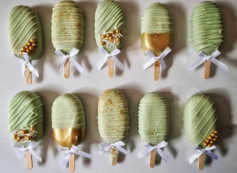 Cake Pops Green And Gold, Jungle Cakesicles, Green And Gold Cakesicles, Green Cakesicles, Safari Treats, Gold Cakesicles, Cakesicles Ideas, Cake Bridal Shower, Popsicles Cake