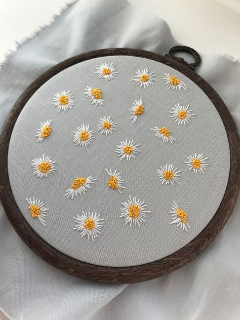 Embroidery Designs Daisy, Embroidery On Light Blue Fabric, Daisies Embroidery, Daisy Embroidery, Pattern Inspiration, Hand Embroidery Flowers, Pola Sulam, French Knots, Sewing Ribbon