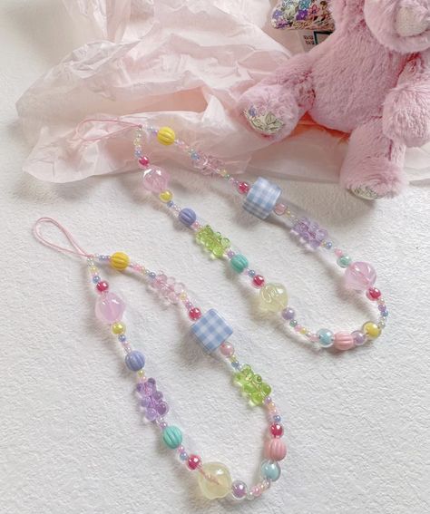 Pink Phone Strap, Phone Beads, Handmade Jewelry Display, Diy Kandi Bracelets, Beaded Hair Clips, Keychain Phone, Beads Accessories, Phone Straps, Diy Jewelry Unique