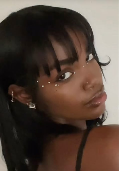 Rhinestone Cheek Makeup, Gem On Face Makeup, Cute Face Gem Ideas, Star Makeup Black Women, Bedazzle Eye Makeup, Gems Under Eyes Makeup, Black Gems Makeup, Black Makeup With Gems, Makeup With Pearls Black Women