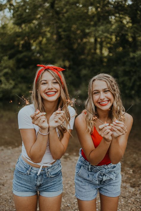 4th Of July Photo Shoot Ideas, 4th Of July Selfie Ideas, Red White And Blue Photoshoot, July 4th Photoshoot, Forth Of July Family Pictures, 4th Of July Family Photos, Cute Couple Poses 4th Of July, Obama X Harry Styles, Forth Of July Photoshoot