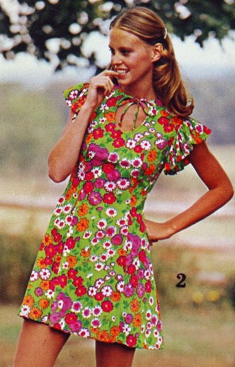 Moda Z Lat 70., Floral Print Dress Outfit, Printed Dress Outfit, Moda Hippie, Fall Fashion Skirts, 60s 70s Fashion, 60s And 70s Fashion, 70s Inspired Fashion, Gaun Fashion