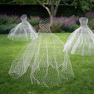 Chicken Wire Ghost, Drátěná Socha, Wire Ghosts, Chicken Wire Sculpture, Chicken Wire Art, Chicken Wire Crafts, Halloween Outdoor Decoration, Backyard Party Decorations, Ghost Dresses