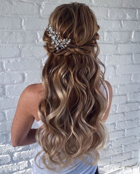 Curly Half Updo with Twists Deb Hairstyles, Debs Hairstyles, Wedding Half Updo, Braided Half Updo, Cute Hairstyles For School, Bridal Braids, Braided Half Up, Long Hair Updo, Half Updo