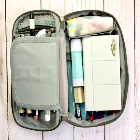 Travel Journal Kit Ideas, Travel Art Kit Bags, Traveling Art Kit, Artist Travel Kit, Travel Art Journal Kit, Travel Art Kit For Kids, Diy Travel Paint Kit, Watercolour Travel Journal, Travel Journal Supplies