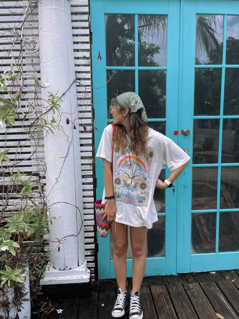 Glasses Outfit Casual Summer, Summer Bandana Outfit, 70s Bandana Outfit, Indie Aesthetic Fashion Summer, Bandana Aesthetic Outfit, Bandana Summer Outfits, Folk Outfit Indie, Bandana Headband Outfit, Hippie Bandana Hairstyles