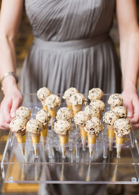 Wedding Dessert Ideas, Ice Cream Wedding, Food Truck Wedding, Mini Ice Cream Cones, Wedding Cake Alternatives, Gourmet Breakfast, Non Traditional Wedding, Dessert Station, Ice Cream Day