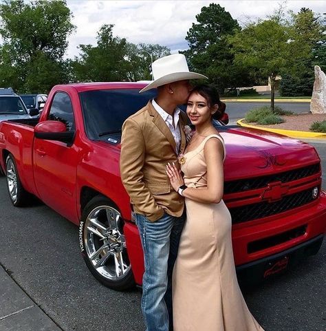 Vaquero Prom Outfit, Mexican Theme Party Outfit, Mexican Couple, Country Couple Pictures, Cute Cowgirl Outfits, Cowgirl Style Outfits, Prom Couples, Prom Poses, Fiesta Outfit