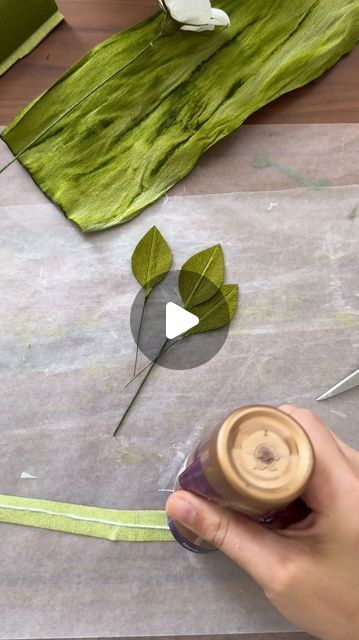 Leaves Crepe Paper, Crepe Paper Leaves Tutorials, Paper Foliage, Crepe Paper Leaves, Paper Leaves Diy, Crepe Paper Roses, Diy Leaves, Making Fabric Flowers, Paper Leaves