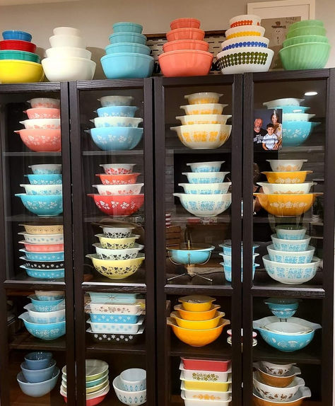 #pyrex #pyrexlove #pyrexcollectors #pyrexgooseberry Vintage Pyrex Display Ideas, Pyrex Display Ideas, Catherine Holm, Pyrex Storage, Pyrex Display, Vintage Pyrex Dishes, Pyrex Dishes, Pyrex Set, Pyrex Patterns