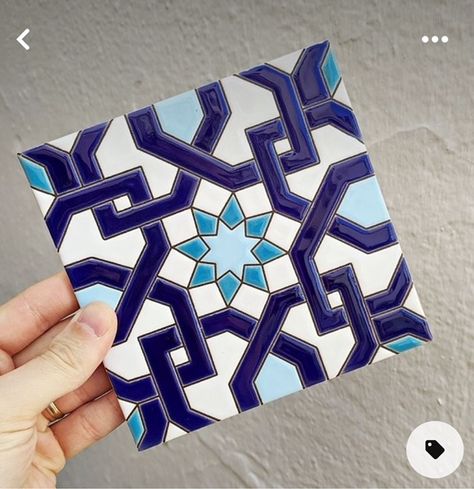 Spanish Style Design, Alhambra Tiles Patterns, Islamic Tile Art, Islamic Tiles Pattern, Spanish Tiles Kitchen, Tile Art Diy, Spain Tiles, Andalusian Tiles, Tile Drawing