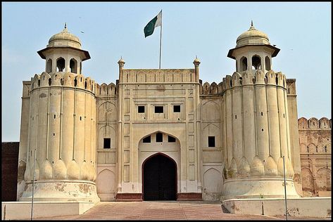 10 Historical Places In Lahore, Pakistan - Updated 2021 | Trip101 Lahore Fort, Delhi Sultanate, Mughal Architecture, Mughal Empire, Brick Masonry, Historical Places, Lahore Pakistan, Walled City, The Fort