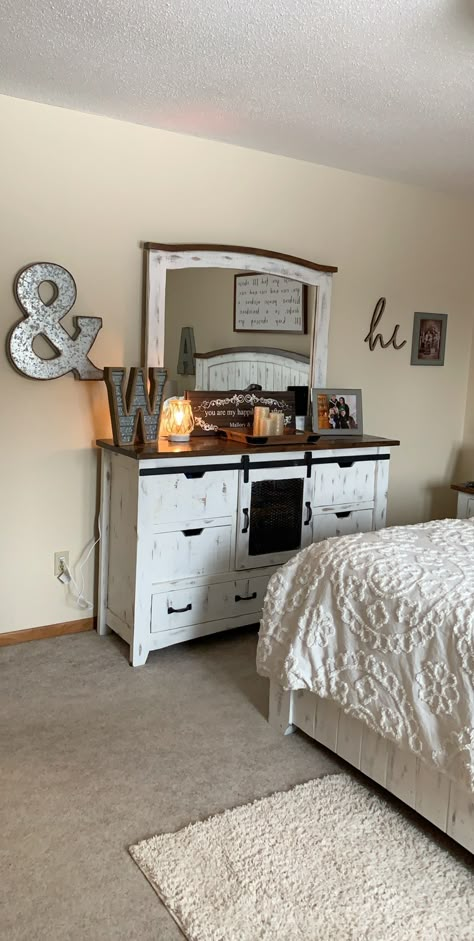 Country Bedroom Ideas For Teenagers, Western Apartment, Mom Room, Urban Wall Decor, Preppy Cowgirl, Rustic Interior Design, Western House, Western Bedrooms, Western Ideas