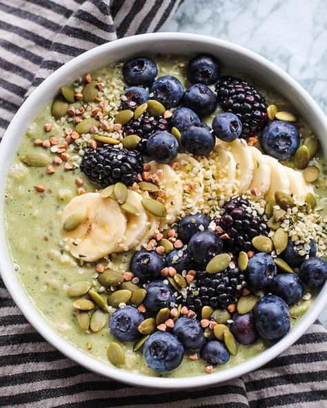 Matcha Latte Oatmeal – Plant Based RD – Breakfast Matcha Oatmeal, Matcha Breakfast, Matcha Oats, Matcha Recipe, Oatmeal Bowls, Oatmeal Recipes, Matcha Latte, Breakfast Bowls, Vegan Recipes Easy