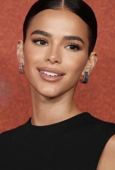 Bruna Marquezine Brown Eye Makeup Aesthetic, Bruna Marquezine Hair, Brunette Icons, Monthly Routine, Wedding Guest Makeup, Brunette Makeup, Eyeshadow For Brown Eyes, Radiate Confidence, Nude Eyeshadow