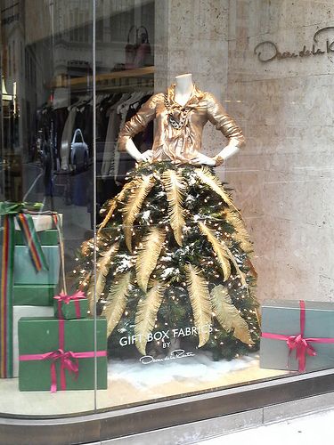 Oscar de la Renta - Christmas Window - 2 | Flickr - Photo Sharing! Dress Form Christmas Tree, Mannequin Christmas Tree, Holiday Window Display, Decoration Vitrine, Christmas Tree Dress, Christmas Window Display, Tree Dress, Dress Form Mannequin, Unique Christmas Trees