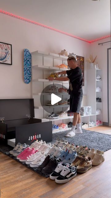 Thomasnkrs on Instagram: "cleaning room 🤍 box jordan from @max__prod 👀
.
.
.
.
.
#sneakers #sneakersaddict #outfit #room #roominspiration #roomdecoration #sneakerspics" Cleaning Room, Sneakers Addict, Clean Room, Room Box, Room Inspiration, Jordan, Room Decor, Sneakers, On Instagram