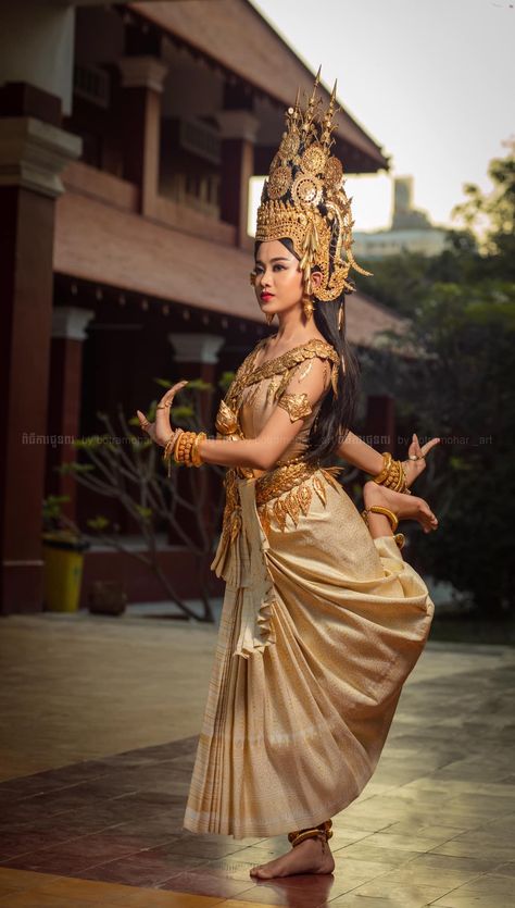 Khmer Apsara Dance Traditional! Soft dance and soft soul in it ! Its really look similar like Thai Apsorn but Thai just create and make it by Cambodia way ! Khmer costumes 100% but some clothes we imported from Thai because in Cambodia we don’t have too many shop to buy and Honestly we speak truth because truthful does exist 👍🏻🇰🇭 Cambodian Traditional Dress, Thai Outfits, Apsara Dance, Cambodian Wedding Dress, Thai Dance, Modern Dance Costume, Cambodian Wedding, Cambodian Dress, Cambodian Art