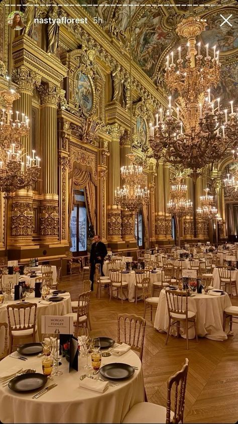 Wedding Reception Castle, Royal Places Aesthetic, Regal Themed Wedding, Wedding Venues Old Money, Wedding Royal Theme, Ballroom Theme Party, Royalty Prom Theme, Expensive Wedding Venues, Castle Interior Aesthetic