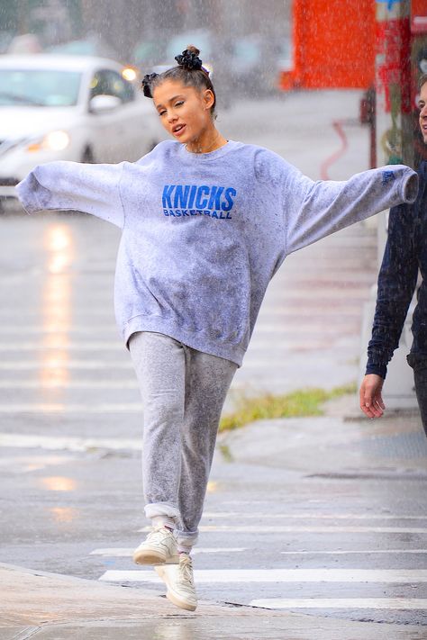 “Raindrops” singer Ariana Grande skips around on a dreary Tuesday in N.Y.C. Outfit For Rainy Day, Raining Day Outfit, Spring Outfit Women, Rainy Day Outfits, Ariana Grande Images, Rain Outfit, Ariana Grande Outfits, Ariana Grande Style, Day Outfits