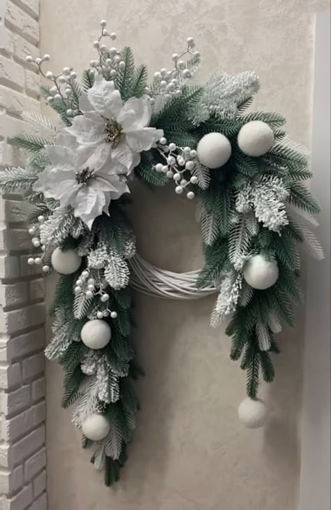 Christmas Wreaths White, Christmas Swags Ideas, Wall Wreath Decor, Diy Wreaths Decor, Advent Wreath Diy, Dekoratívne Vence, Christmas Advent Wreath, White Christmas Wreath, Holiday Wreaths Diy