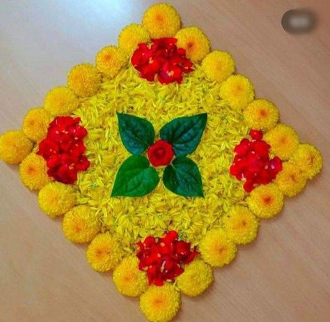 Onam Flower Decoration Simple, Flower Kolam Design, Dusshera Rangoli Ideas, Easy Flower Rangoli Simple, Rangoli Using Flowers, Easy Flower Rangoli Designs, Floral Rangoli Designs, Flowers Rangoli Designs Ideas, Flower Rangoli Designs Simple