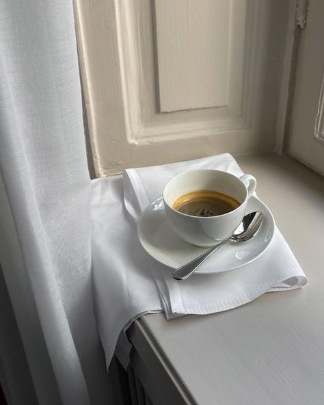 Cup Of Coffee Aesthetic, Fashion Apartment, Coffee Cup Aesthetic, Coffee Vibe, Coffee Party, Island Life Style, Coffee Obsession, Living In Paris, Classy Aesthetic