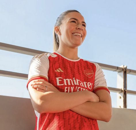 Arsenal Shirt, Leah Williamson, Arsenal Ladies, Arsenal Players, Uk Football, Women’s Soccer, Friend Poses Photography, England Football, Womens Football