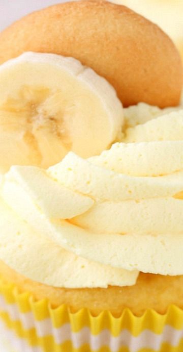 Banana Whipped Cream Frosting, Banana Whipped Cream, Banana Cream Cupcakes, Banana Desserts, Hello Cupcake, Banana Slices, Kids Baking, Cupcakes Recipes, Whipped Frosting