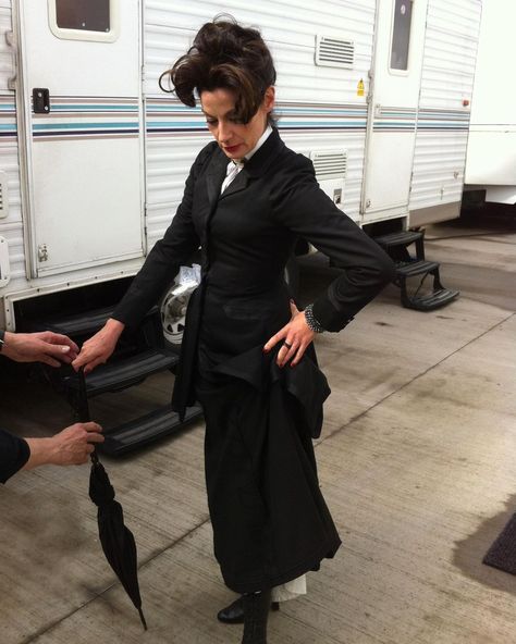 Michelle Gomez Updates on Twitter: "''Candid-finery. (Reaching back further in the newly found archives)'' New behind the scenes photo of Michelle as Missy filming Doctor Who Series 8 in 2014 New 📸 rtalalay via IG https://t.co/8DWwu8h9Vf" / Twitter Doctor Who Halloween, Doctor Who Outfits, Michelle Gomez, I Am The Doctor, Wibbly Wobbly Timey Wimey Stuff, Torchwood, Scene Photo, Pose Reference Photo, Superwholock