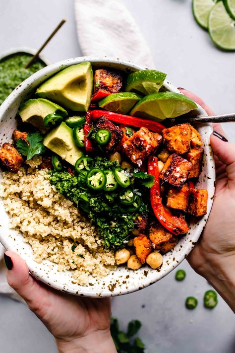 This Buddha Bowl is topped with roasted sweet potatoes, peppers and chickpeas and drizzled with a tangy green mojo sauce. It's a healthy (vegetarian + vegan) dinner or lunch. #buddhabowl #vegetarianrecipe #veganrecipe Makers Diet, Mojo Sauce, Buddha Bowls Recipe, Vegan Buddha Bowl, Vegan Chickpea, Resep Diet, Healthy Bowls, Vegan Sweet Potato, Chickpea Recipes