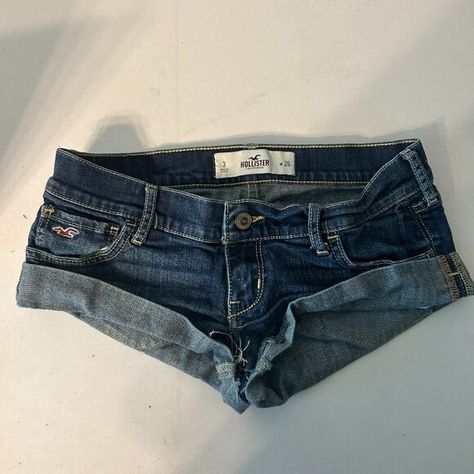 Jean Shorts Mini Short Jeans, Guess 2000s, Whimsigoth Style, Low Rise Flared Jeans, Hollister Jean Shorts, 2000s Tops, Short Jean Shorts, Vintage Hollister, Emo Style