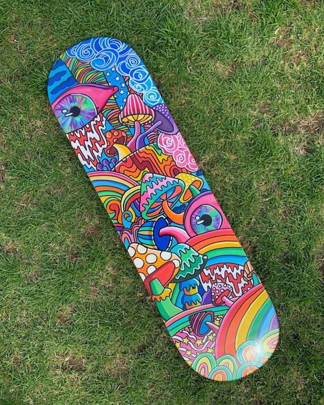 Paintings On Skateboards, Trippy Skateboard Art, Back Of Skateboard Design, Custom Painted Skateboard, Cool Skateboard Designs, Painting Skateboards Ideas, Cute Skateboards Designs, Longboard Painting Ideas, Skateboard Design Diy Paint