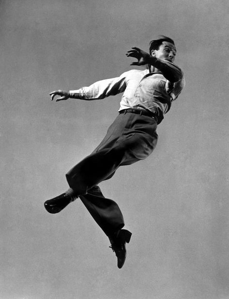 Gene Kelly dancing, 1944.

Photos © Gjon Mili Gene Kelly Dancing, Classic Dance, Photography Movies, Jitterbug, Lindy Hop, Gene Kelly, Male Dancer, Fred Astaire, Tap Dance