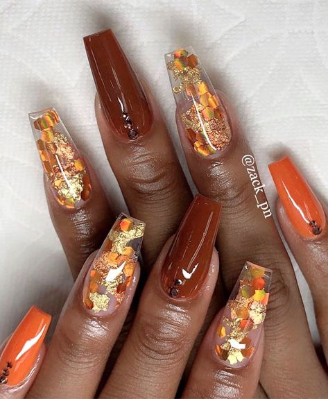 Shades of autumn nails If anything could tell us about fall, it would be these nails. The nails have a pretty color combo and... Nails Transparent, Brown Acrylic Nails, Nagellack Trends, September Nails, Nagel Tips, Fall Acrylic Nails, Thanksgiving Nails, Fall Nail Art, Brown Nails