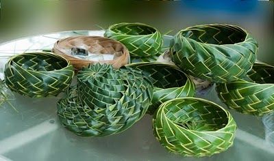 hawaiian weave boxes | From the Windward Shore: Weaving Baskets from Coconut Palm Fronds Weaving Baskets, Palm Leaf Baskets, Palm Leaf Art, Palm Frond Art, Flax Weaving, Storing Vegetables, Coconut Leaves, Leaf Bowls, Leaf Crafts