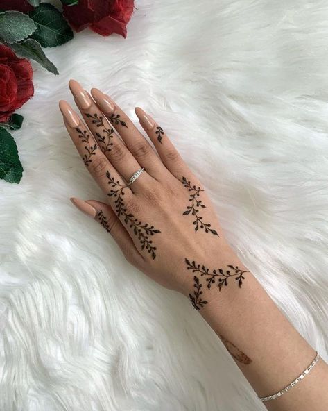 Minimal Mehndi Designs, Minimal Mehndi, Cool Henna, Cool Henna Designs, White Henna Designs, Small Henna Designs, Cute Henna Designs, Henna Designs Wrist, Henna Inspired Tattoos