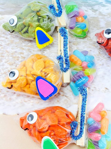 Gone Fishing Go Fish Snack Bags #summer #backtoschool #snack #snackclips #kids Kindergarten Snacks, Butterfly Snacks, Goldfish Snack, Class Snacks, Scuba Vbs, Classroom Snacks, Theme Snack, Fish Snacks, Fingerfood Party