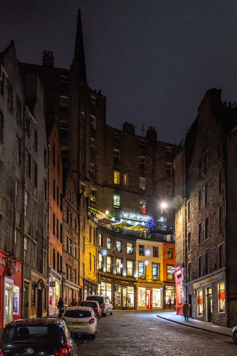 Edinburgh At Night, Edinburgh Nightlife, Edinburgh Wallpaper, Edinburgh Winter, Edinburgh Aesthetic, Victoria Street Edinburgh, City Rain, City Streets Photography, Visit Edinburgh