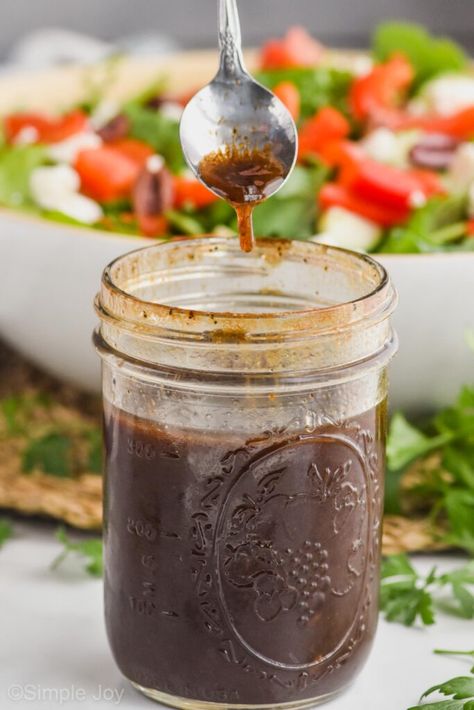 This Balsamic Dressing is a simple and easy recipe, that anyone can make at home! Slightly sweet and deliciously tangy, you will fall in love with this recipe. Cola Cookies, Hamburger Spices, Tropical Margarita, Crescent Braid, Grilled Hamburgers, Balsamic Vinegarette, Margarita Sangria, Spinach Salad Dressing, Greek Salad Dressing Recipe