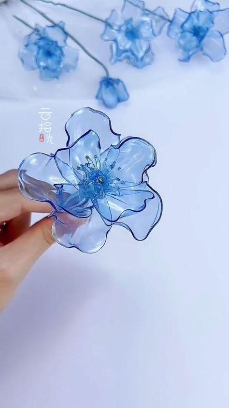 Plastic Bottles Crafts, Plastic Bottle Crafts Diy, Flower Pot Art, Homemade Mothers Day Gifts, Wall Hanging Ideas, Diy Crafts Paper, Crafts Paper Flowers, Room Styling, Paper Wall Hanging