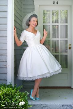 Wedding at My Old Kentucky Home http://www.studioelouisville.com Simple Ball Gown, Wedding Dress Tea Length, Tea Length Wedding Dress Vintage, Wedding Dresses Off The Shoulder, Wedding Dresses 50s, Rockabilly Wedding, Dresses Off The Shoulder, Tea Length Wedding, Boda Mexicana